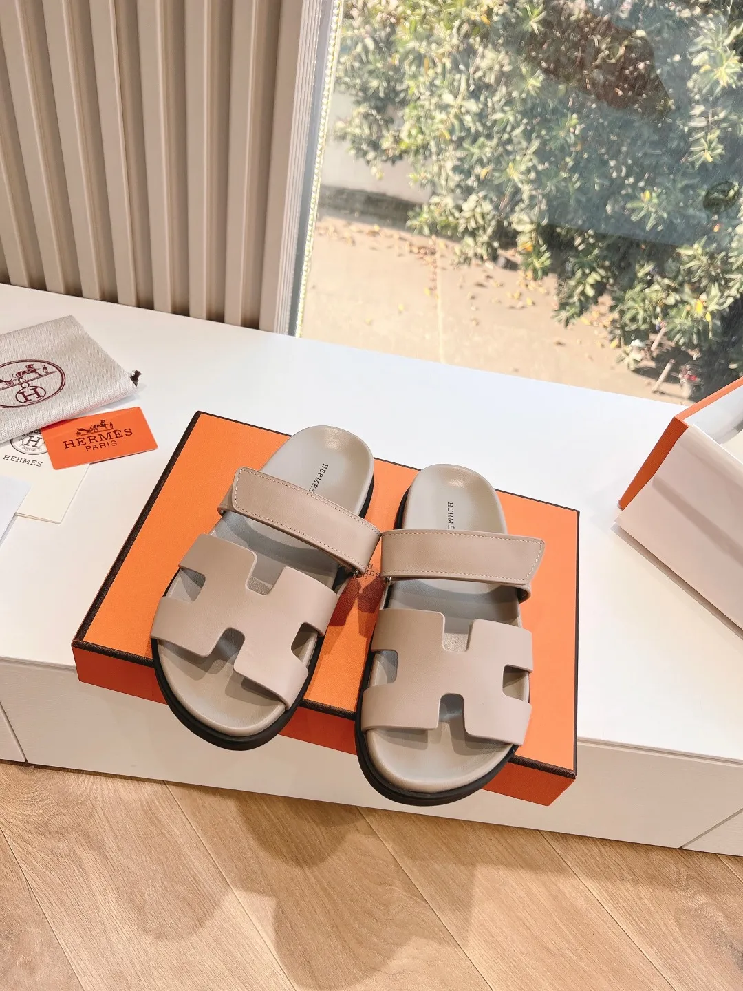 👟👟Ex-factory price 440👟👟 Men's size +10 H family 2024 spring and summer new style HERMES Hermes' recently popular couple's shoes, pig nose angle sandals and slippers, paired with various colorful socks, extremely trendy. Upper lining: imported original material. Outsole: non-slip and wear-resistant outsole. Size: Female 35-42 (40/42 non-returnable and non-exchangeable) Men’s size: 39-45 (45 is non-refundable and non-exchangeable)